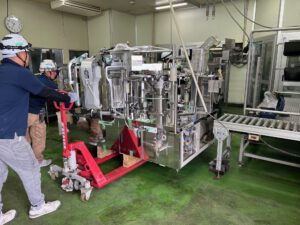 食肉販売加工業の真空包装機器搬入